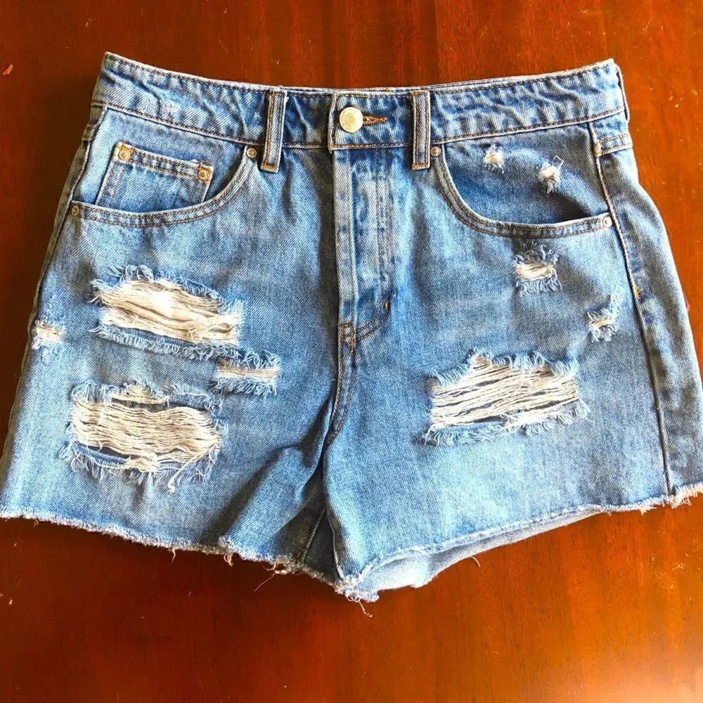 Forever 21 Distressed Jean Shorts size 27!!